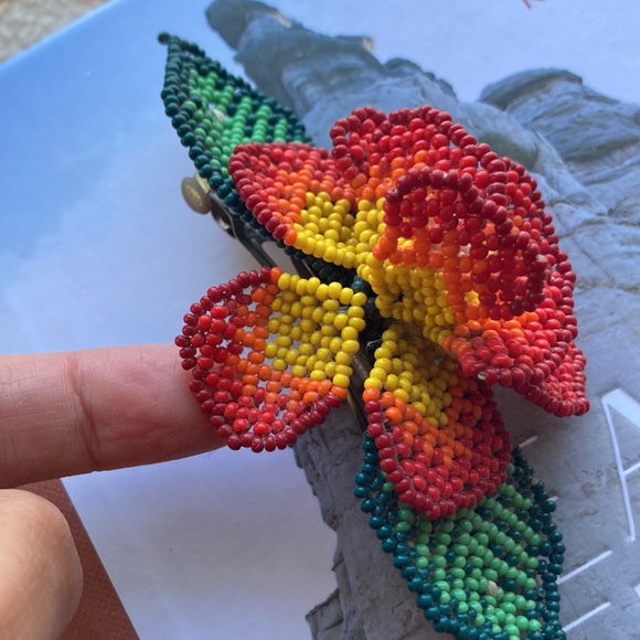 Hand beaded barrette - Picture 3 of 3